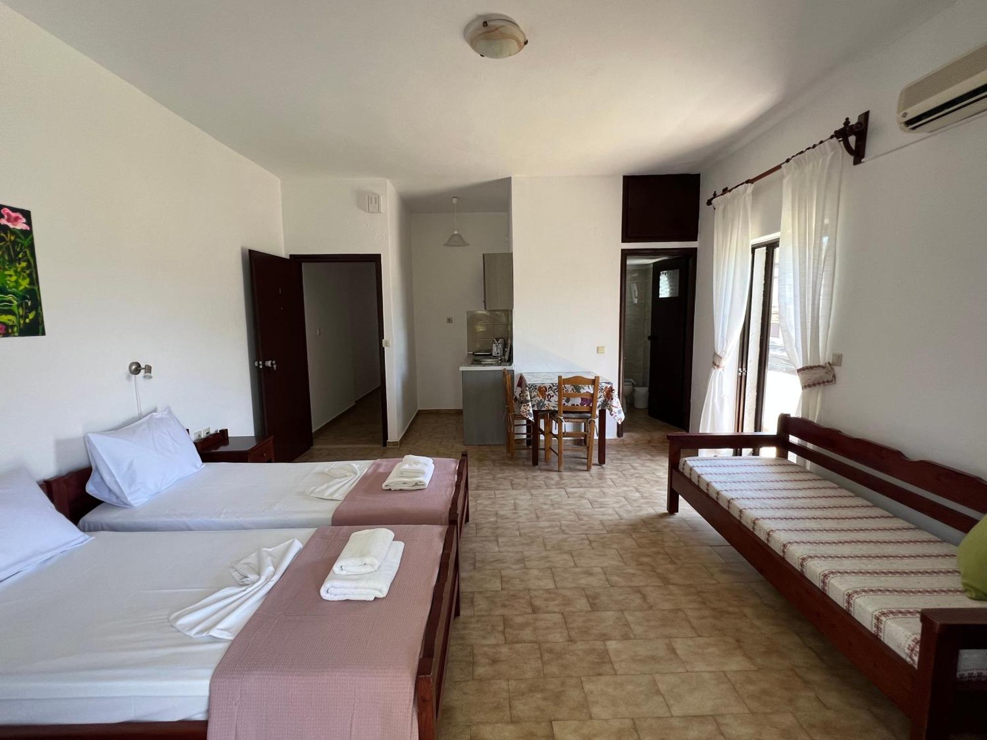 Zourpos Studios & Apartments Каливес Экстерьер фото