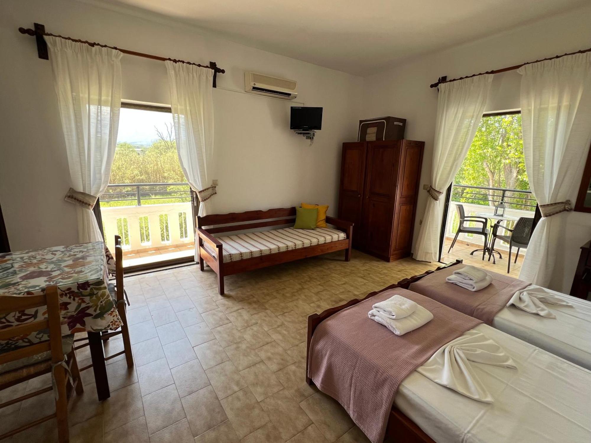 Zourpos Studios & Apartments Каливес Экстерьер фото