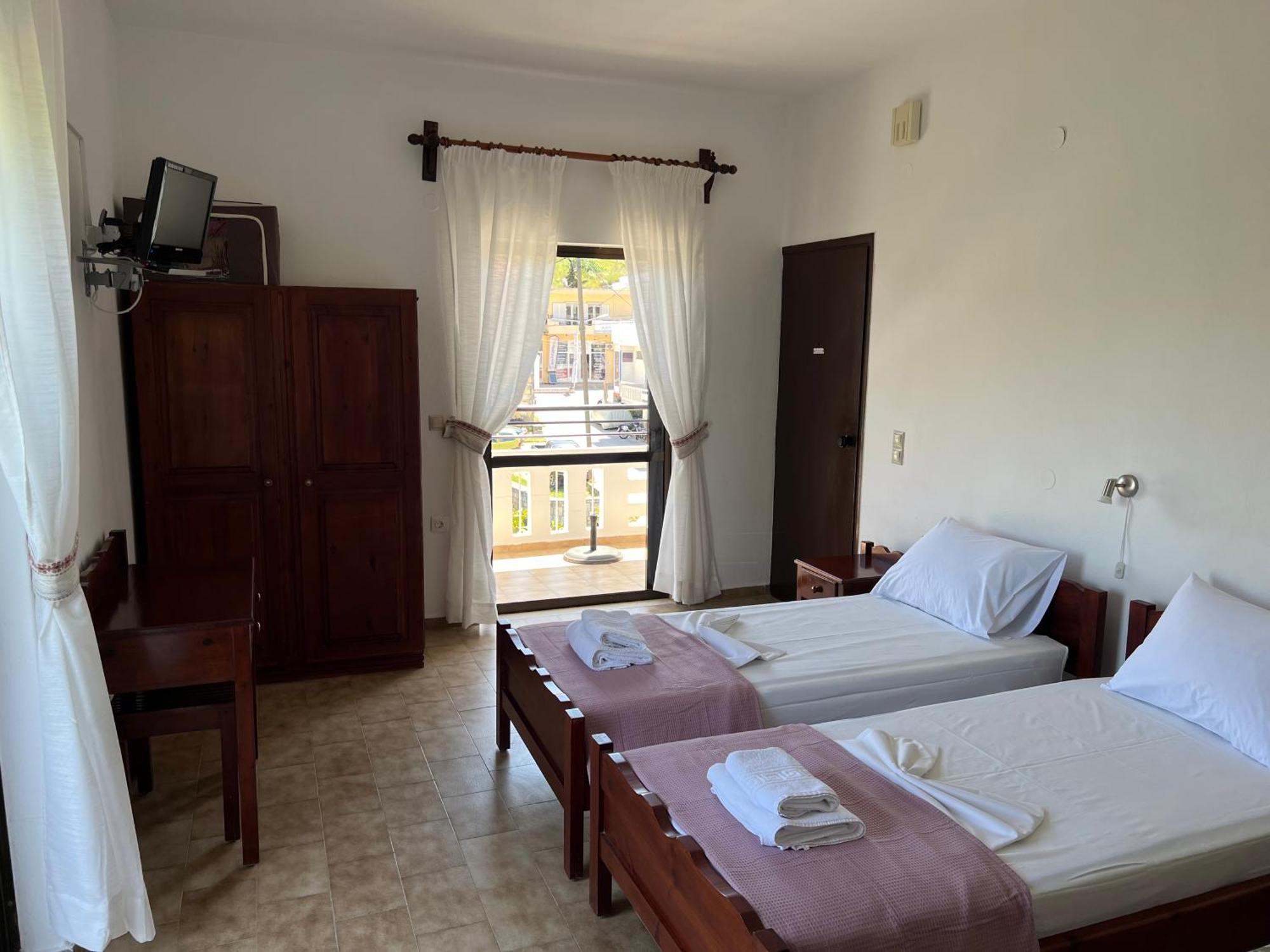 Zourpos Studios & Apartments Каливес Экстерьер фото